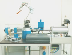 Manufacturing cell with injection moulding machine and robot